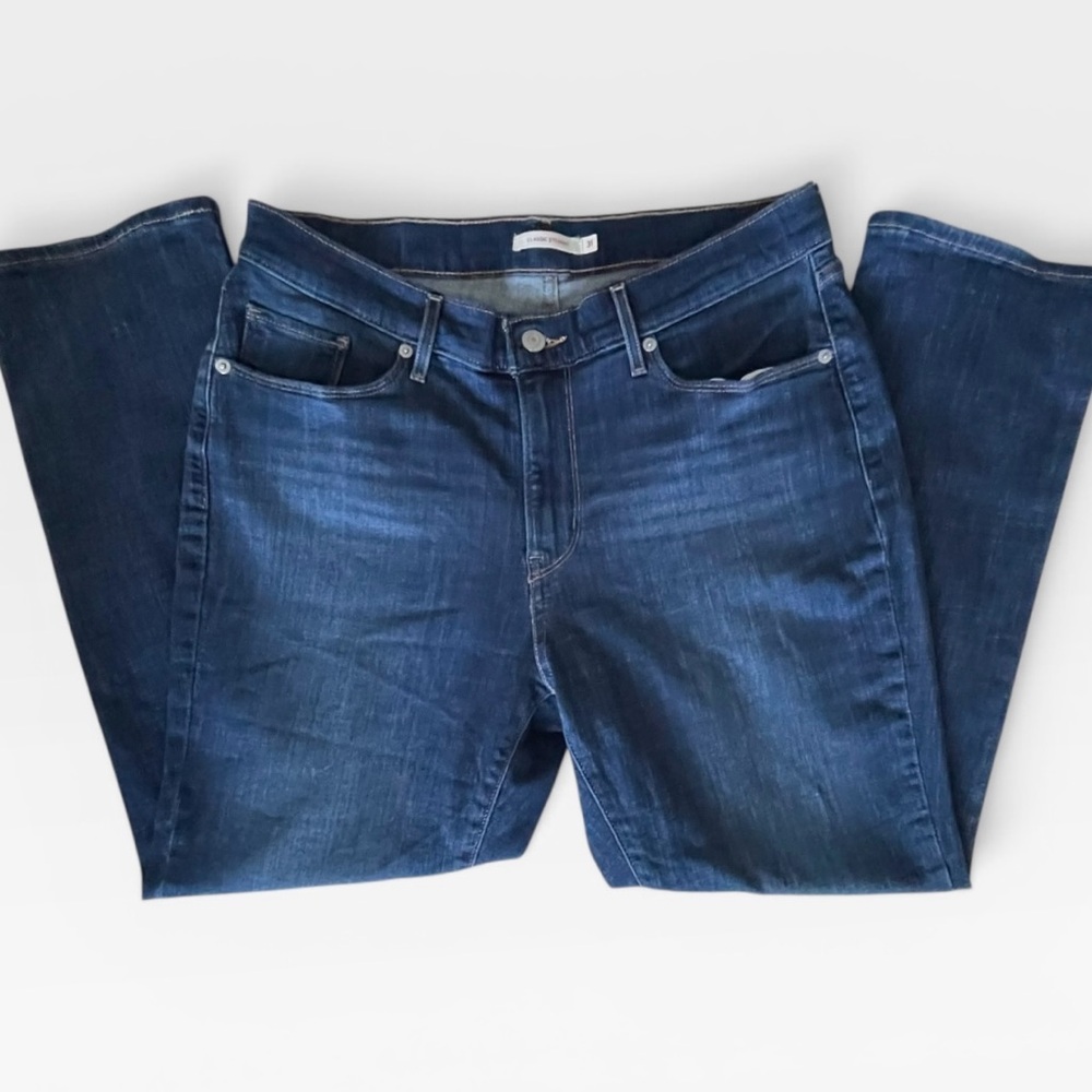 Levi's Classic Straight Leg Jeans Dark Wash Blue Women's Size 31 x 28 12 Short - Picture 2 of 11